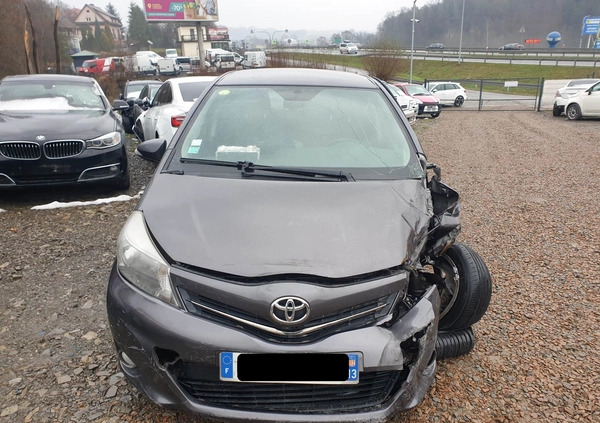 Toyota Yaris cena 11700 przebieg: 250000, rok produkcji 2012 z Chorzów małe 172